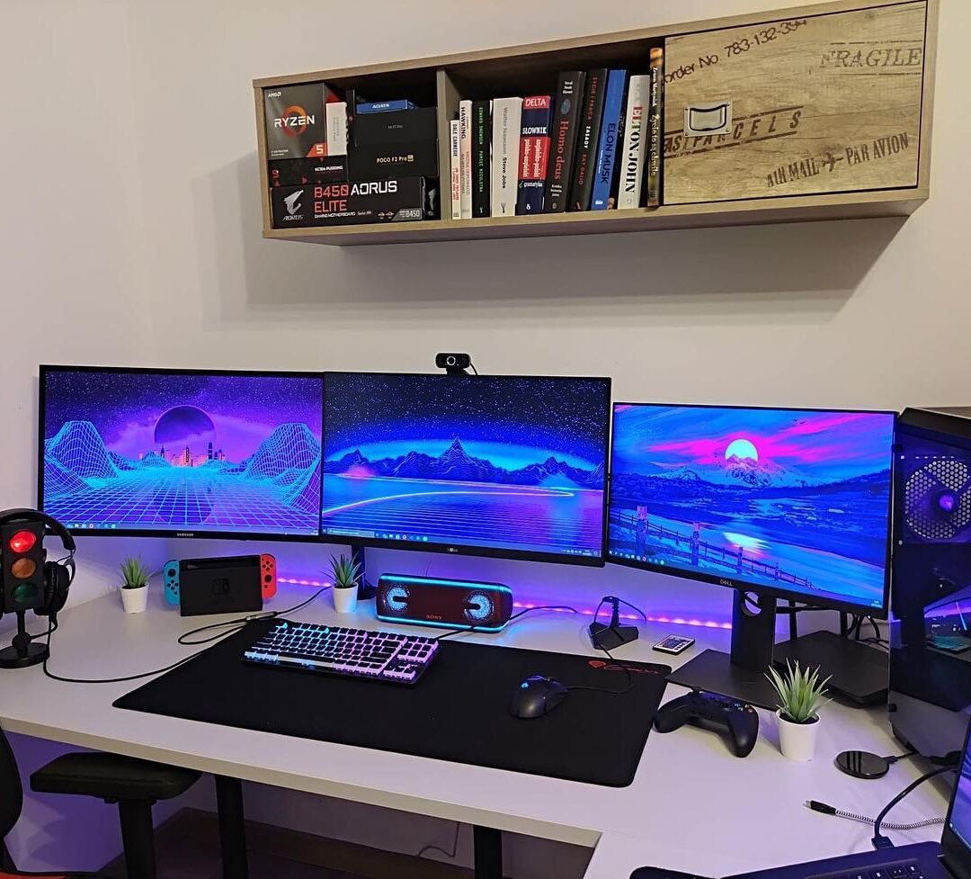 biurko gamingowe narożne w świetle dziennym z 3 monitorami
